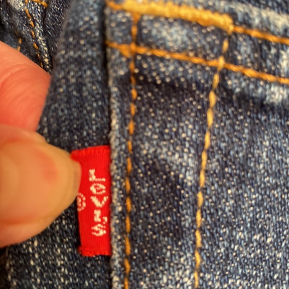 LEVI'S size Medium. - Picture 7 of 8